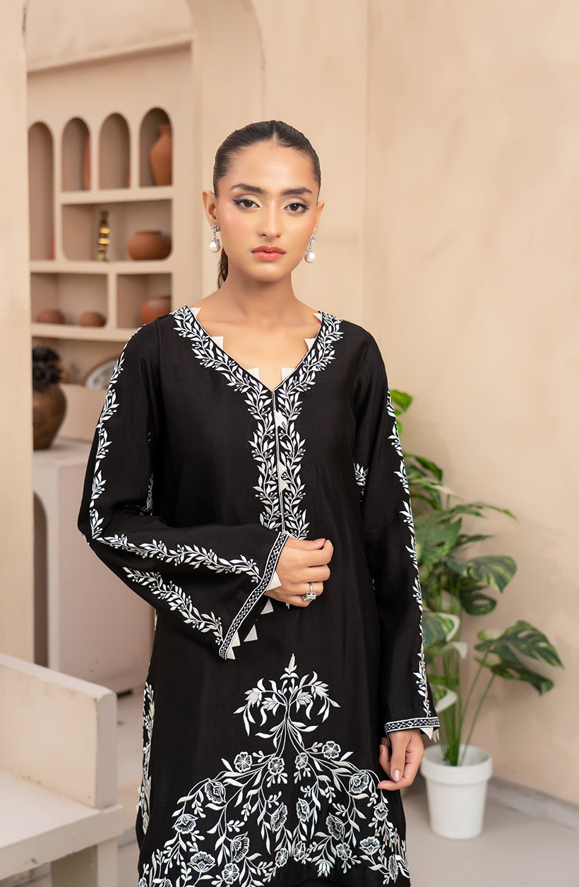 Nura Embroidered Set